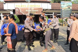 Acara Bakti Sosial Polres Jembrana: Bagikan Sembako Kepada Masyarakat Kurang Mampu