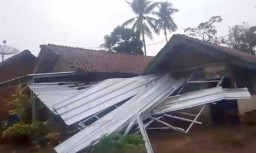 Angin Puting Beliung Robohkan Atap Rumah seorang Wartawan di Pringsewu Lampung
