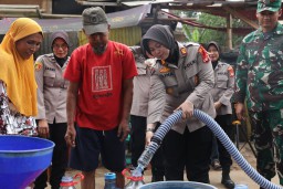 Warga Kelurahan Gedong Pasar Rebo Alami Kekeringan, Polisi Bantu Salurkan Air Bersih dan Paket Sembako