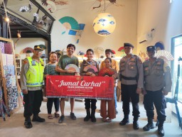 Serap Keluhan dan Apresiasi Masyarakat Melalui Jumat Curhat, Kapolsek Densel Sosialisasikan Aplikasi Polisi Banjar Hebat