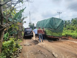 Jalan Provinsi di Kayong Utara Berlobang ,Warga Minta Kerjakan Yang Mana Terdapat Kerusakan Berat