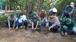 Dalam Rangka Polri Melestarikan Lingkungan, SDM Polrestabes Surabaya Tanam Ratusan Pohon Mangrove