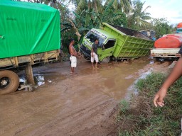 Akibat Rusak Parah,Jalan Poros Siduk Sukadana Macet