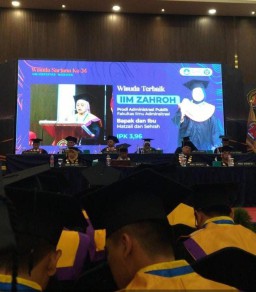 Iim Zahroh Berhasil Menjadi Wisudawan Cumlaude Terbaik Tingkat Fakultas dan Tingkat Universitas