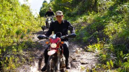 Tempuh Perjalanan 6 Jam Menggunakan Motor dan 2 Jam Berjalan Kaki Melewati Jalur Ekstrim Bupati Sis: Demi Masyarakat Ujung