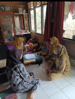Tim Aksi Kunjungan Keluarga Rawan (Tim SIKU Rawan) Puskesmas Cimanggu Kunjungi Pasien Warga Yang Tidak Mampuh