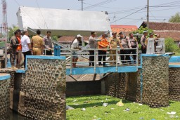 Hadapi Musim Penghujan, Kapolres Probolinggo Kota bersama BPBD Cek Kesiapan EWS di 5 Titik Dam