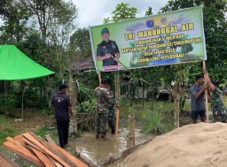 Laksanakan Perintah Pangdam XII/Tanjungpura Kodim 1206/Pts Bersama Masyarakat Desa Sibau Hulu Kerja Bakti Dalam Pembuatan Sumur Bor
