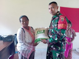 Peduli Terhadap Kesejahteraan Masyarakat Yang Kurang Mampu, Babinsa Desa Timpag Dampingi Penyaluran Bantuan Pangan
