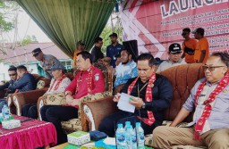 Bupati Kapuas Hulu Launching Peningkatan Ruas Jalan Yang Digelar di Lapangan Sepakbola Desa Kerangan Panjang Kecamatan Pengkadan