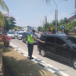 Peningkatan Arus Lalu Lintas Keluar Bandara, Personil Polres Bandara Ngurah Rai Antisipasi Beberapa Titik