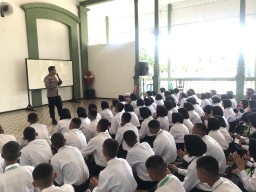 Sat Binmas Polres Pasuruan Kota Hadir Dalam Diklat dan Pengukuhan Foka-PKS SMK Negeri 1
