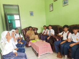 Jalin Silaturahmi Awak Media Disambut Baik Oleh Kepala Sekolah SMPN 1 Cimanggu