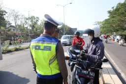 Minimalisir Laka Lantas di Suramadu, Satlantas Polres Bangkalan Razia R2 yang Lintasi Jalur R4