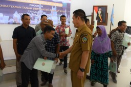 Pj Bupati Romi Wijaya Serahkan Sertipikat Tanah Program Percepatan PTSL di Kayong Utara