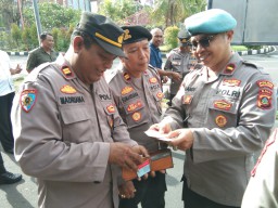 Sipropam Periksa Surat Kelengkapan Diri Anggota Polres Bandara Ngurah Rai