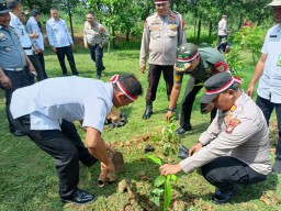 Cinta Alam dan Lestarikan Alam, Polsek Legok, Polres Tangerang Selatan Bersama Forkompincam Lakukan Bakti Sosial Penanaman Pohon