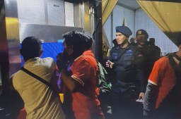 Brimob Polda Jatim Sediakan Air Minum Gratis Untuk Penonton di GBT, Antisiapasi Dehidrasi