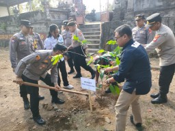 Perubahan Ikim Polres Buleleng Beserta Jajaran Dan Instansi Terkait Melakukan Penanaman Pohon