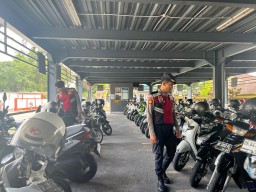 Tempat Parkir di Bandara Ngurah Rai di Sisir Petugas Polisi