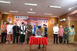 Kapolres Metro Jakarta Timur Hadiri Deklarasi Bersama Tokoh Lintas Agama Jakarta Timur Mewujudkan Pemilu Damai 2024