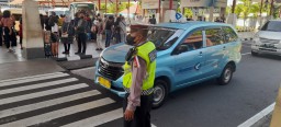 Demi Kelancaran dan Kenyamanan Masyarakat Polres Bandara Ngurah Rai Tempatkan Personilnya di Koridor Kedatangan Domestik