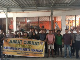 Dengar Keluhan Warga, Sat Binmas Polresta Denpasar Berikan Jumat Curhat di Indah Logistik Cargo