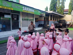 Polsek Densel Go To School Bersama Anak-Anak TK Hidayatullah