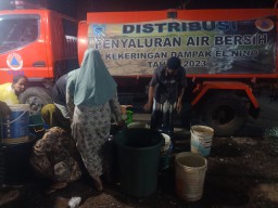 Warga Antri Air Bersih Dari BPBD Kabupaten Pandeglang di Desa Sukajadi Kecamatan Cibaliung