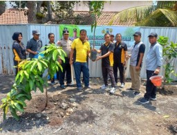 Peringati HUT Korps Brimob Polri ke-78, Polsek Tanggulangin Sidoarjo Aksi Tanam 100 Bibit Pohon
