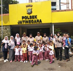 Hari Anak Sedunia, Polsek Jatinegara Terima Kunjungan Anak Paud Kenalkan Tugas dan Profesi Polisi