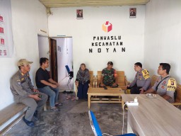 Anggota Koramil 1204 - 05 / Noyan Laksanakan Patroli Bersama Tiga Pilar Menjelang Pemilu di Wilayah Koramil 05 / Noyan