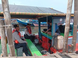 Unit Patroli Polsek Kawasan Kalibaru Laksanakan Kegiatan Patroli Diologis ke para Nelayan