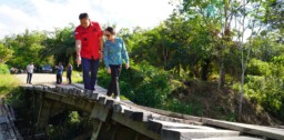 Bupati Kapuas Hulu Tinjau Jembatan Sungai Irat Desa Payang Yang Hampir Roboh
