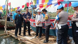 Kapolsek Kawasan Sunda Kelapa Bersama Jajaran Lakukan Pengamanan Pesta Nelayan di Kali Adem