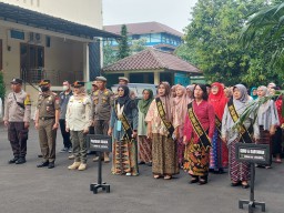 Peringati HGN 2023 , Bhabinkamtibmas Kelurahan Kramat Jati hadiri Upacara di SMA Negeri 62 Jakarta