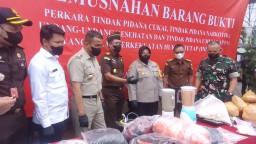 Kapolsek Jatinegara Hadiri Pemusnahan Barang Bukti di Kantor Kejaksaan