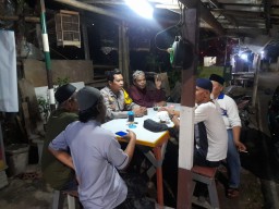 Problem Solving Bhabinkamtibmas Berakhir Kekeluargaan di Poskamling