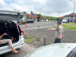 Ganggu Kenyamanan Masyarakat, Samapta Polres Bandara Ngurah Rai Usir Kendaraan Parkir Sembarangan