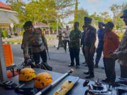 Polres Sampang Gelar Apel Pasukan Kesiapan Penanggulangan Bencana Alam Hidrometeorogi di Kabupaten Sampang