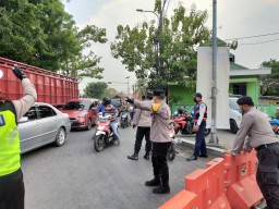 Polsek Benowo Lakukan Pengamanan, Jalur Suporter Timnas Indonesia Menuju GBT.