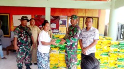 Kodim 0822 Bondowoso Melalui Koramil 03 Tegalampel Gelar Pasar Beras Murah Bersama Perum Bulog di Desa Klabang