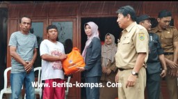 Camat Tegalampel Dampingi Pj. Sekda Salurkan Bantuan Pada Korban Kebakaran di Desa Klabang
