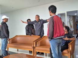 di RSUD DR M Soewandhie Ricuh !!! Diduga Pelayanan Tidak Maksimal Serta Alergi Terhadap Wartawan