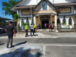 Persembahyangan Umat Kristiani Mendapat Pengamanan dari Polres Bandara Ngurah Rai