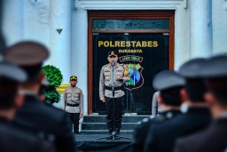 Kapolrestabes Surabaya Pimpin Upacara Hari Kesadaran Nasional dan Berikan Penghargaan Anggota Berprestasi