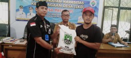Penyaluran Bantuan Beras 10 Kilo Gram Untuk 56 Keluarga Penerima Manfaat di Desa Pasirawi Kecamatan Banjar Berjalan Lancar
