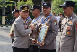Kapolres Nganjuk Apresiasi Prestasi 23 Anggota Polri dengan Piagam Penghargaan