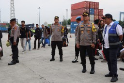 Kepolisian Memfasilitasi Kepulangan Mahasiswa Peserta Kongres HMI XXXII/Munas KOHATI XXV Dari Pelabuhan Tanjung Priok Menuju Bau-Bau Sulawesi Tenggara