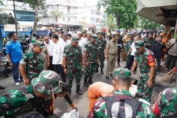 Pangdam Jaya Tinjau Karya Bhakti wilayah Kodim 0503/Jakarta di Pasar Grogol